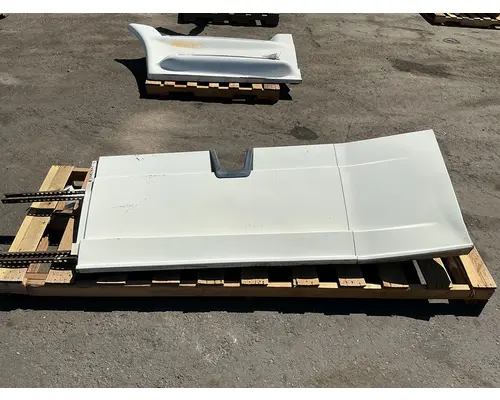 FREIGHTLINER Cascadia 125 Side Fairing