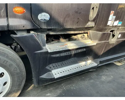 FREIGHTLINER Cascadia 125 Side Fairing