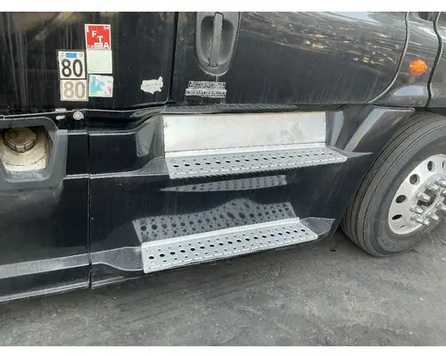 FREIGHTLINER Cascadia 125 Side Fairing