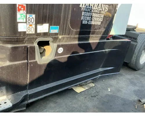 FREIGHTLINER Cascadia 125 Side Fairing