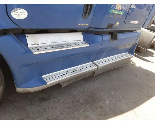 FREIGHTLINER Cascadia 125 Side Fairing