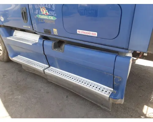 FREIGHTLINER Cascadia 125 Side Fairing