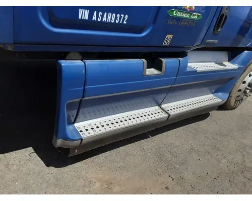 FREIGHTLINER Cascadia 125 Side Fairing