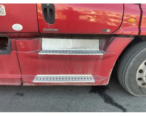 FREIGHTLINER Cascadia 125 Side Fairing