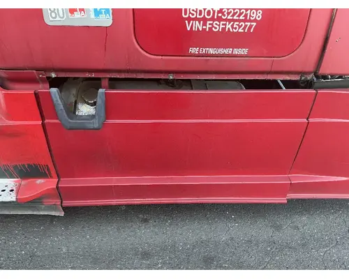 FREIGHTLINER Cascadia 125 Side Fairing