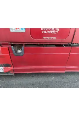 FREIGHTLINER Cascadia 125 Side Fairing