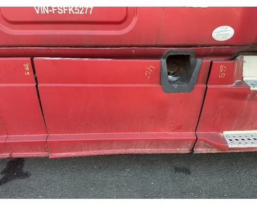 FREIGHTLINER Cascadia 125 Side Fairing