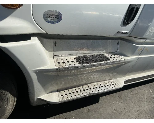 FREIGHTLINER Cascadia 125 Side Fairing