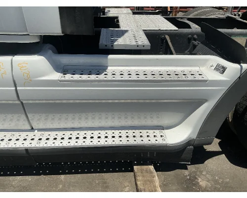 FREIGHTLINER Cascadia 125 Side Fairing