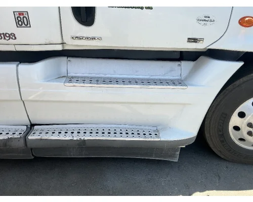 FREIGHTLINER Cascadia 125 Side Fairing