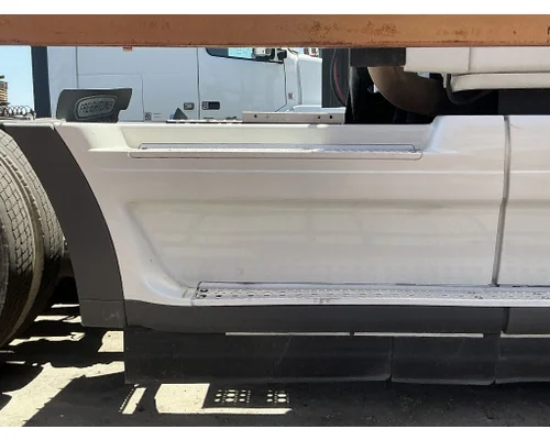 FREIGHTLINER Cascadia 125 Side Fairing