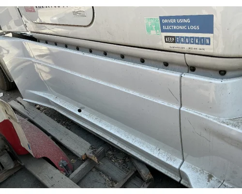 FREIGHTLINER Cascadia 125 Side Fairing
