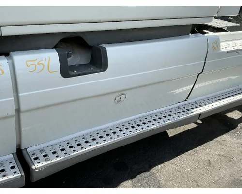 FREIGHTLINER Cascadia 125 Side Fairing