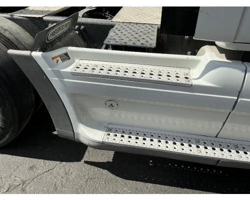 FREIGHTLINER Cascadia 125 Side Fairing