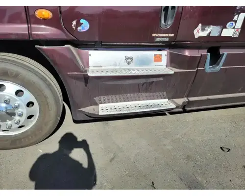 FREIGHTLINER Cascadia 125 Side Fairing