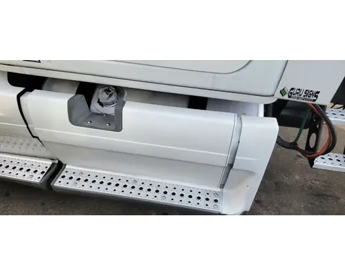 FREIGHTLINER Cascadia 125 Side Fairing