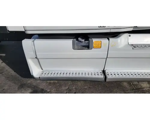 FREIGHTLINER Cascadia 125 Side Fairing