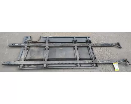 FREIGHTLINER Cascadia 125 Side Fairing