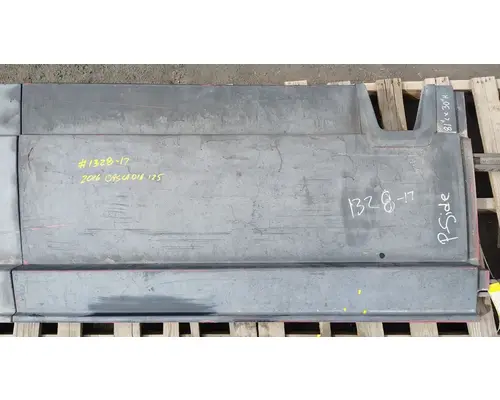 FREIGHTLINER Cascadia 125 Side Fairing