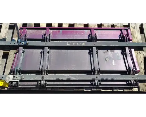 FREIGHTLINER Cascadia 125 Side Fairing