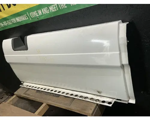 FREIGHTLINER Cascadia 125 Side Fairing