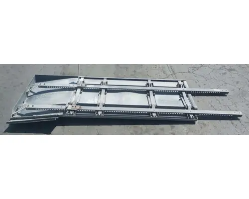 FREIGHTLINER Cascadia 125 Side Fairing