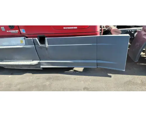FREIGHTLINER Cascadia 125 Side Fairing