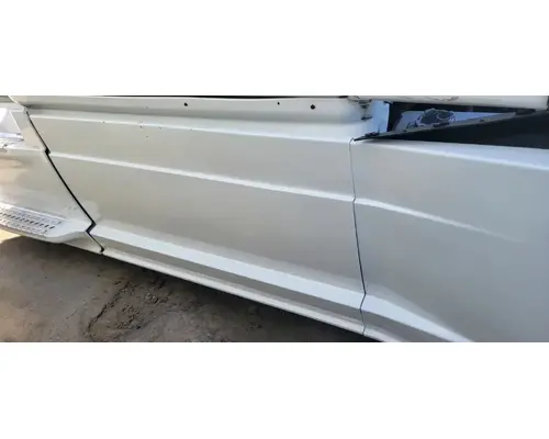FREIGHTLINER Cascadia 125 Side Fairing
