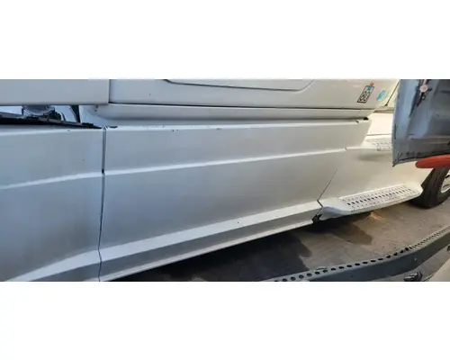 FREIGHTLINER Cascadia 125 Side Fairing