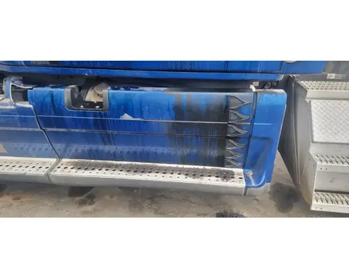 FREIGHTLINER Cascadia 125 Side Fairing