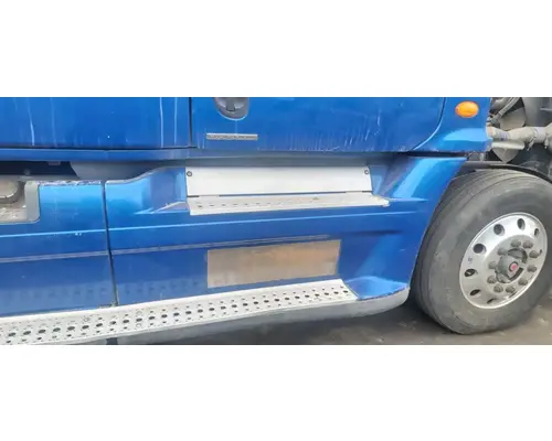 FREIGHTLINER Cascadia 125 Side Fairing