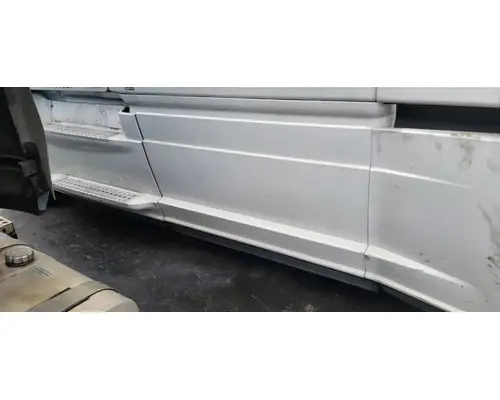 FREIGHTLINER Cascadia 125 Side Fairing