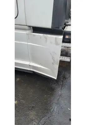 FREIGHTLINER Cascadia 125 Side Fairing