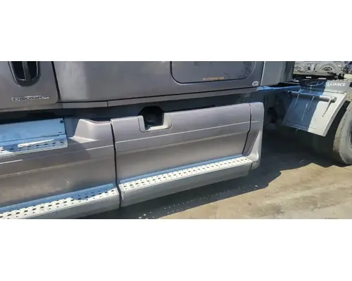 FREIGHTLINER Cascadia 125 Side Fairing