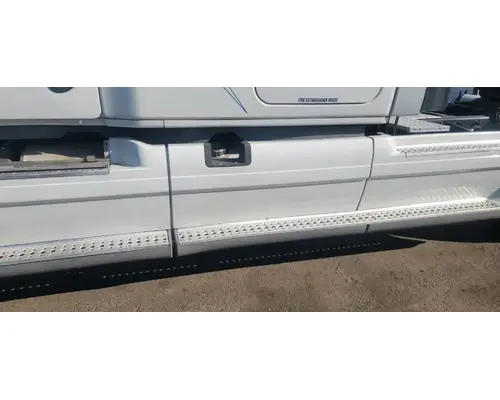 FREIGHTLINER Cascadia 125 Side Fairing