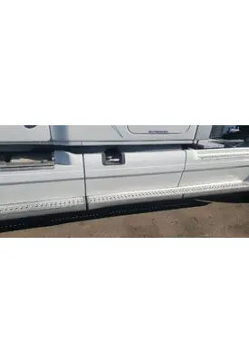 FREIGHTLINER Cascadia 125 Side Fairing