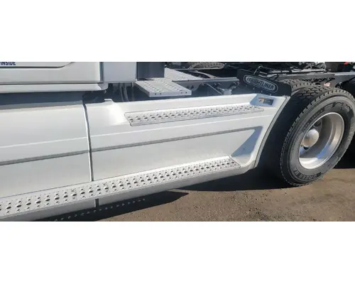 FREIGHTLINER Cascadia 125 Side Fairing