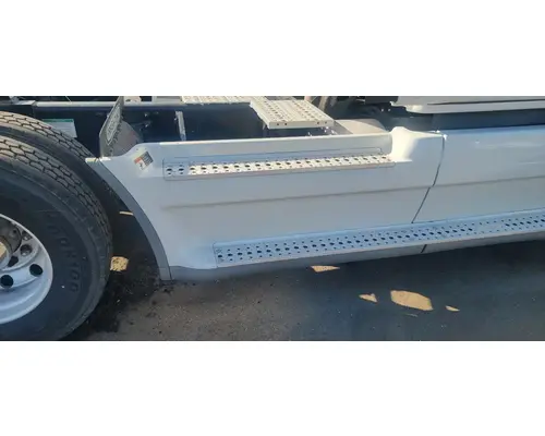 FREIGHTLINER Cascadia 125 Side Fairing