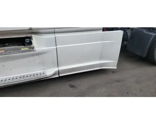FREIGHTLINER Cascadia 125 Side Fairing