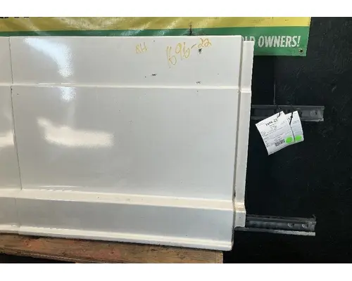 FREIGHTLINER Cascadia 125 Side Fairing