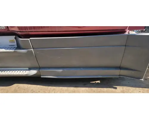 FREIGHTLINER Cascadia 125 Side Fairing