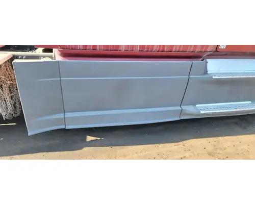 FREIGHTLINER Cascadia 125 Side Fairing