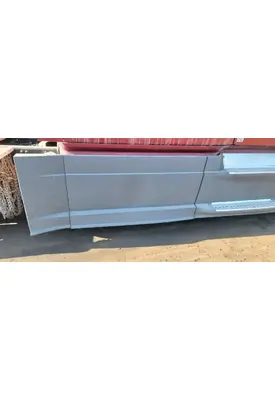 FREIGHTLINER Cascadia 125 Side Fairing