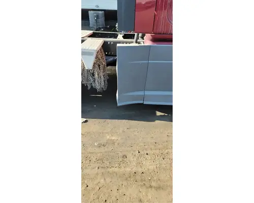 FREIGHTLINER Cascadia 125 Side Fairing