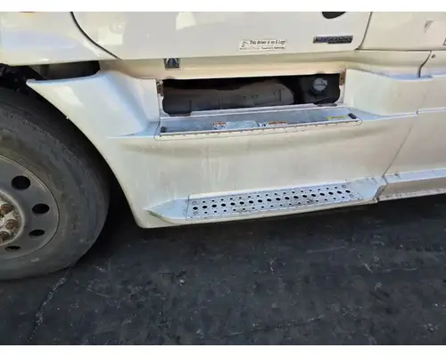 FREIGHTLINER Cascadia 125 Side Fairing