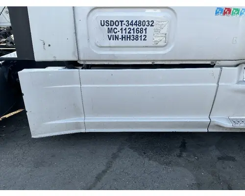 FREIGHTLINER Cascadia 125 Side Fairing