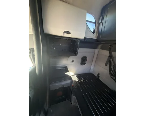 FREIGHTLINER Cascadia 126 Cab