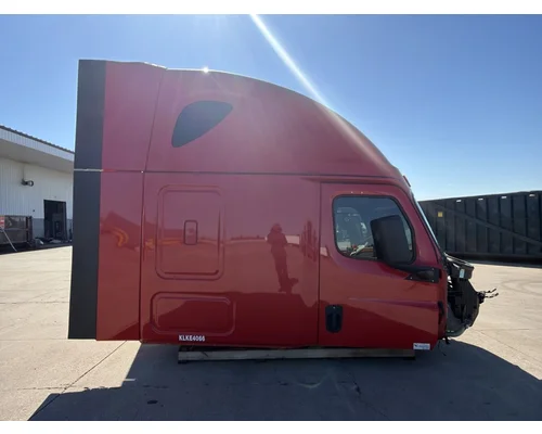 FREIGHTLINER Cascadia 126 Cab