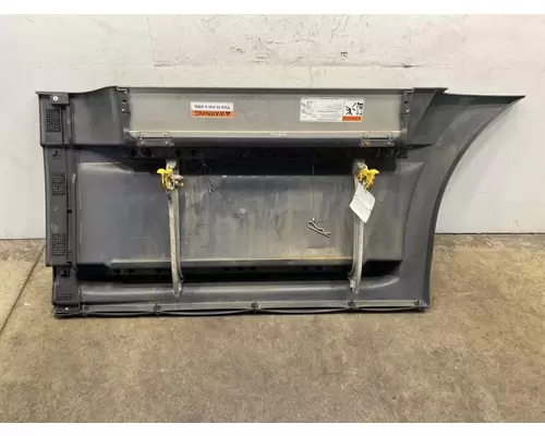 FREIGHTLINER Cascadia 126 Side Fairing