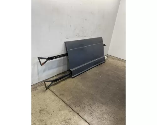 FREIGHTLINER Cascadia 126 Side Fairing